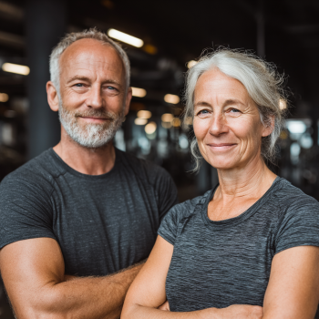 Активні літні люди на тренуванні